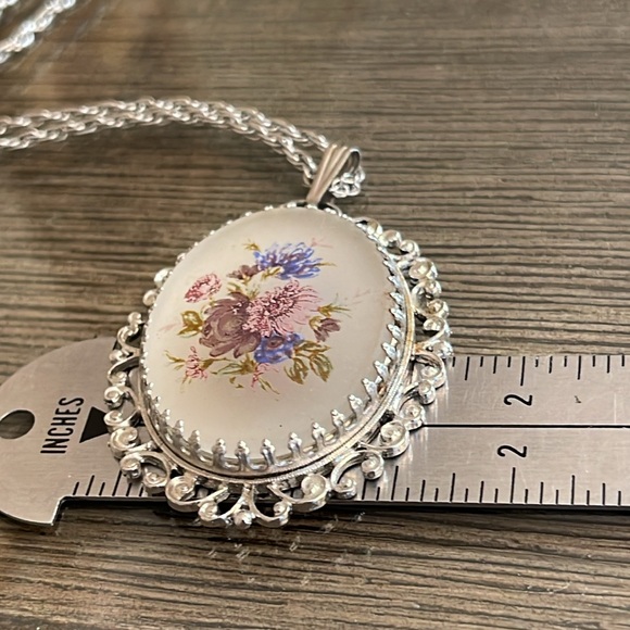 Vintage Whiting & Davis Frosted Floral Cameo, Silver-tone Chain - Picture 14 of 16